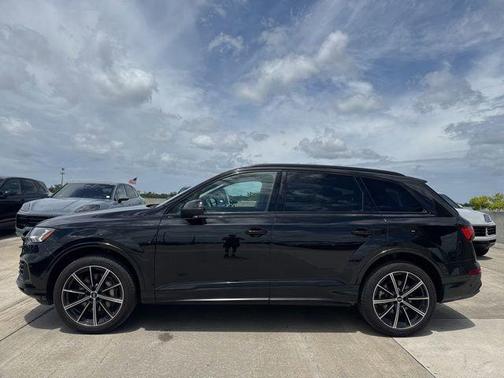 Mythos Black Metallic 2023 Audi Q7 55 Premium Plus