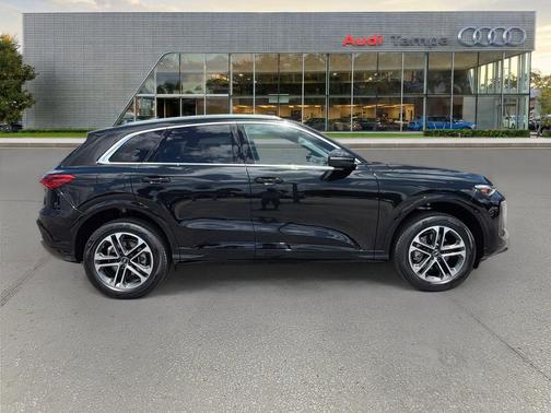 Mythos Black Metallic 2026 Audi Q5 Premium Plus TFSI quattro S tronic