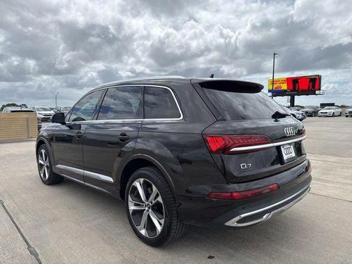 Tamarind Brown Metallic 2023 Audi Q7 55 Premium Plus