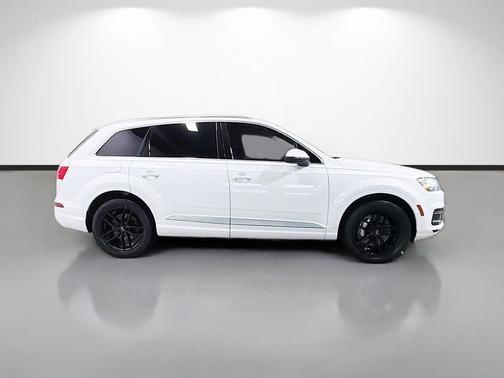 White 2018 Audi Q7 2.0T Premium Plus