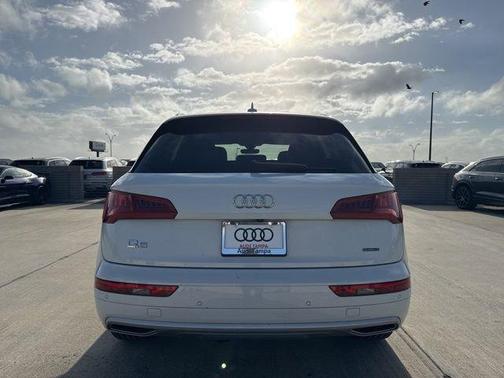 Glacier White Metallic 2019 Audi Q5 2.0T Premium Plus
