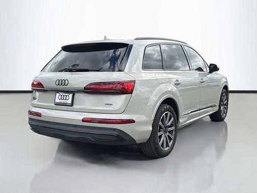 2023 Audi Q7 45 Premium Plus