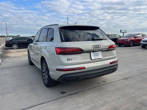 2023 Audi Q7 45 Premium Plus