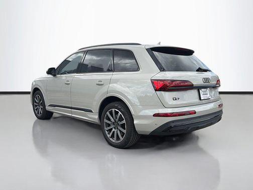 2023 Audi Q7 45 Premium Plus