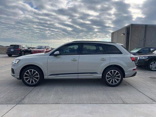 2023 Audi Q7 45 Premium Plus