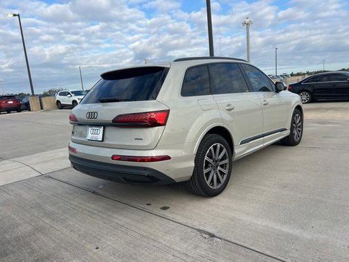 2023 Audi Q7 45 Premium Plus