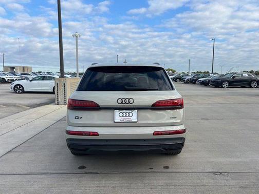 2023 Audi Q7 45 Premium Plus