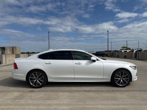 Crystal White Metallic 2020 Volvo S90 T6 Momentum