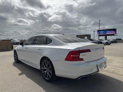 Crystal White Metallic 2020 Volvo S90 T6 Momentum