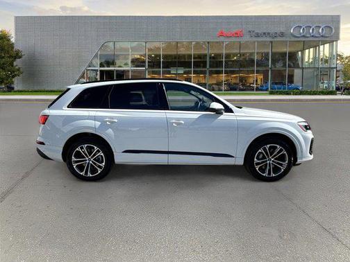 Glacier White Metallic 2026 Audi Q7 45 Premium