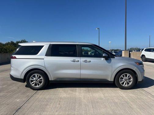 2023 Kia Carnival LX