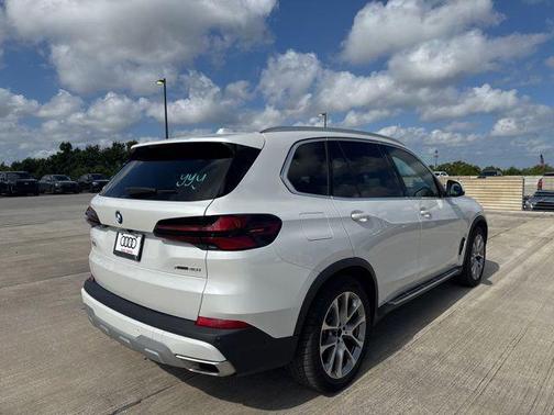 White Metallic 2025 BMW X5 xDrive40i