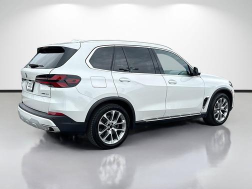 White Metallic 2025 BMW X5 xDrive40i