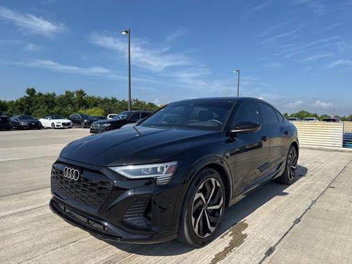 Mythos Black Metallic 2024 Audi Q8 e-tron Premium Plus