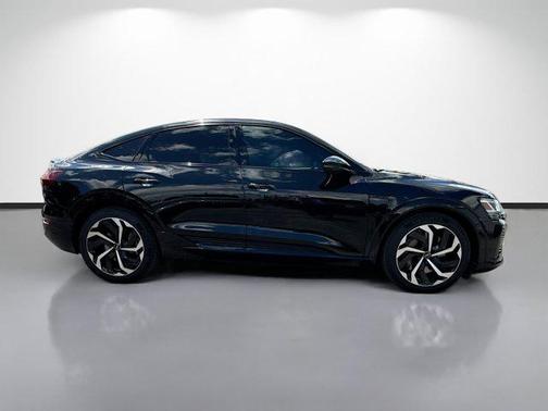 Mythos Black Metallic 2024 Audi Q8 e-tron Premium Plus