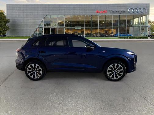 Navarra Blue Metallic 2026 Audi Q3 TFSI quattro S tronic