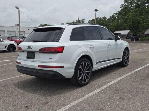 2022 Audi Q7 55 Premium Plus