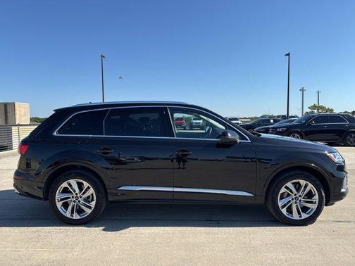 Mythos Black Metallic 2023 Audi Q7 55 Premium Plus