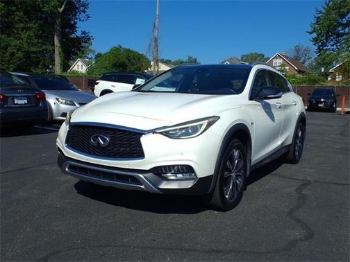 2017 INFINITI QX30 Premium