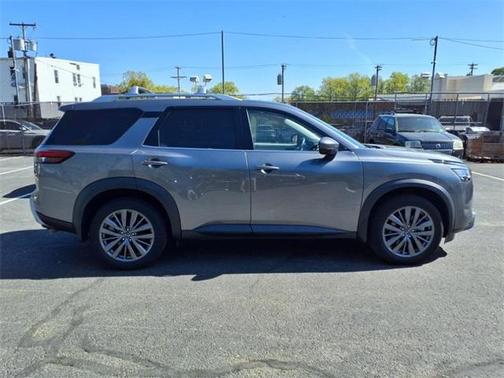 2022 Nissan Pathfinder SL