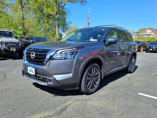 2022 Nissan Pathfinder SL