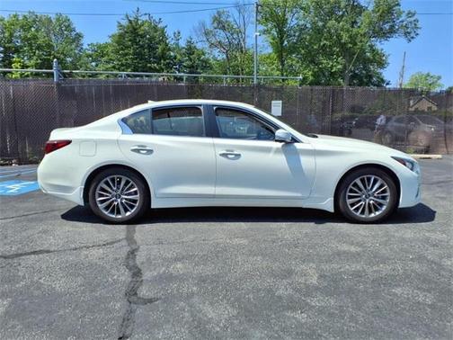 2023 INFINITI Q50 LUXE