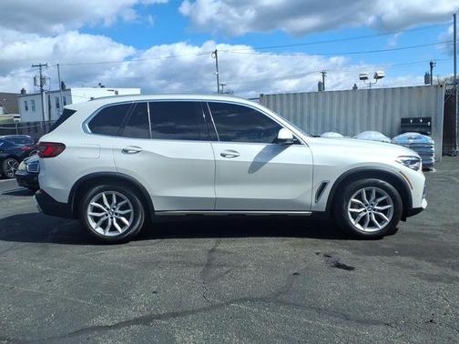 White Metallic 2019 BMW X5 xDrive40i