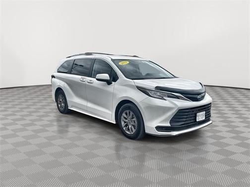 2023 Toyota Sienna LE