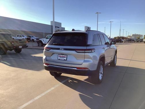 2025 Jeep Grand Cherokee Laredo