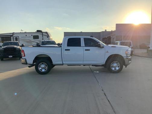 2024 RAM 3500 Tradesman Crew Cab 4x4 6'4' Box