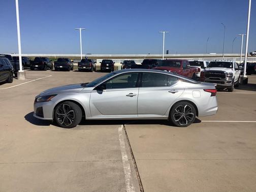 2023 Nissan Altima SR FWD