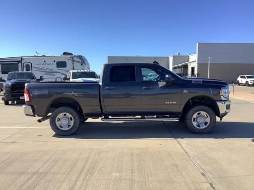 2022 RAM 2500 Tradesman Crew Cab 4x4 6'4' Box