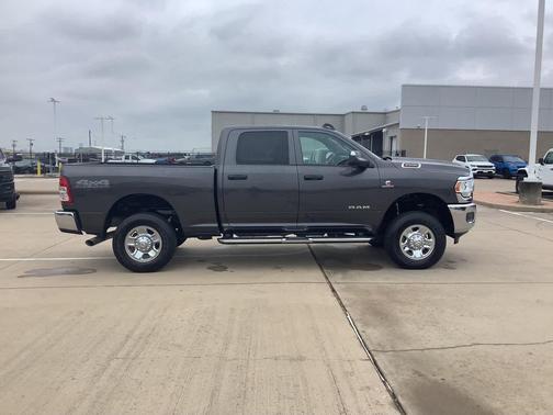 2022 RAM 2500 Tradesman Crew Cab 4x4 6'4' Box