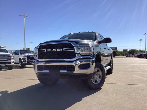 2022 RAM 2500 Tradesman Crew Cab 4x4 6'4' Box