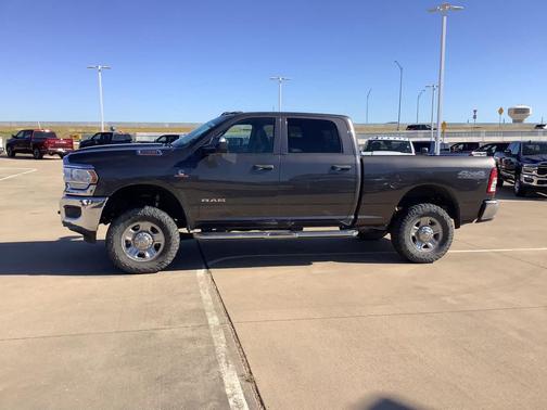 2022 RAM 2500 Tradesman Crew Cab 4x4 6'4' Box