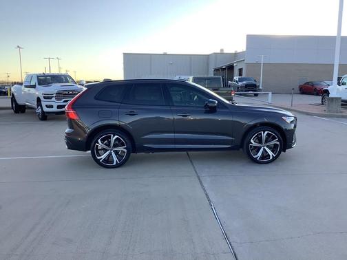 2023 Volvo XC60 B6 Ultimate Dark Theme