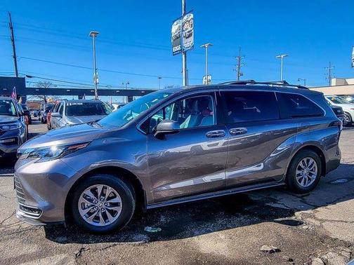 2024 Toyota Sienna LE