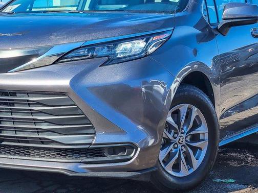 2024 Toyota Sienna LE