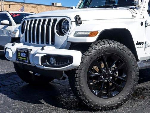 Bright White Clearcoat 2023 Jeep Wrangler Sahara
