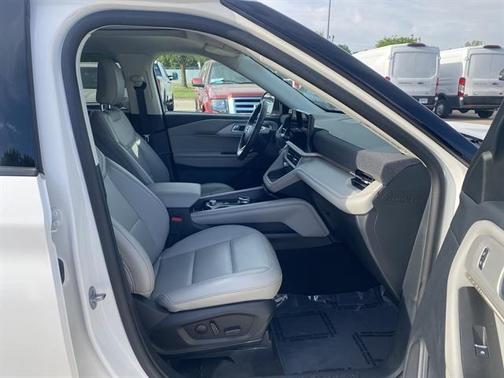 Star White Metallic Tri-Coat 2025 Ford Explorer Active