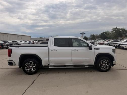 White Frost Tricoat 2022 GMC Sierra 1500 SLT