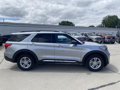 Iconic Silver Metallic 2024 Ford Explorer XLT