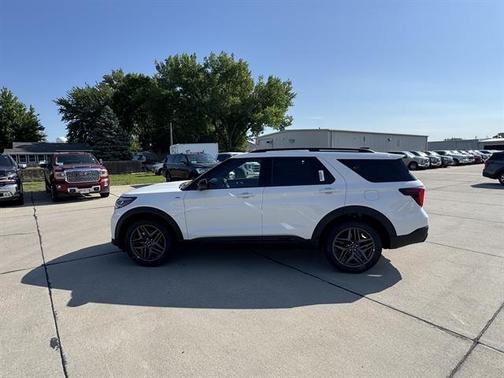 Star White Metallic Tri-Coat 2026 Ford Explorer ST-Line