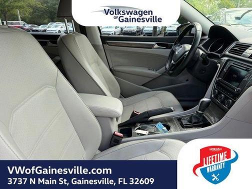 Pure White 2018 Volkswagen Passat 2.0T SE