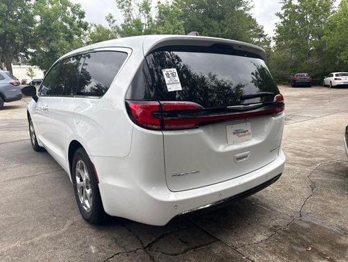 Bright White Clearcoat 2024 Chrysler Pacifica Limited