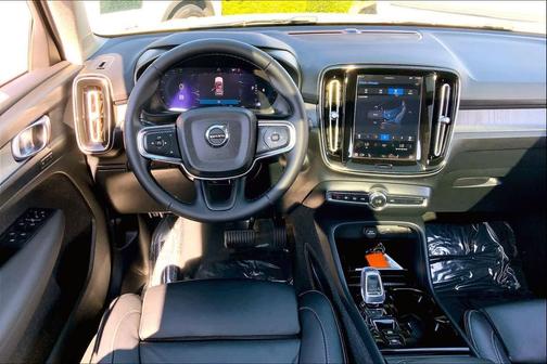 2023 Volvo XC40 B5 Plus Bright Theme