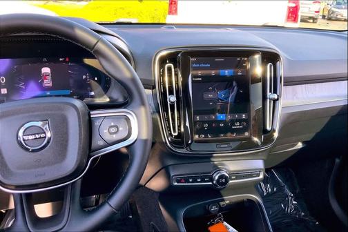 2023 Volvo XC40 B5 Plus Bright Theme