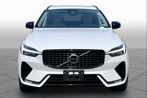 Crystal White Metallic 2025 Volvo XC60 B5 Plus