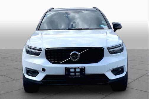 Crystal White Metallic 2022 Volvo XC40 T5 R-Design