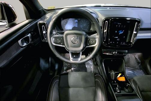 Crystal White Metallic 2022 Volvo XC40 T5 R-Design